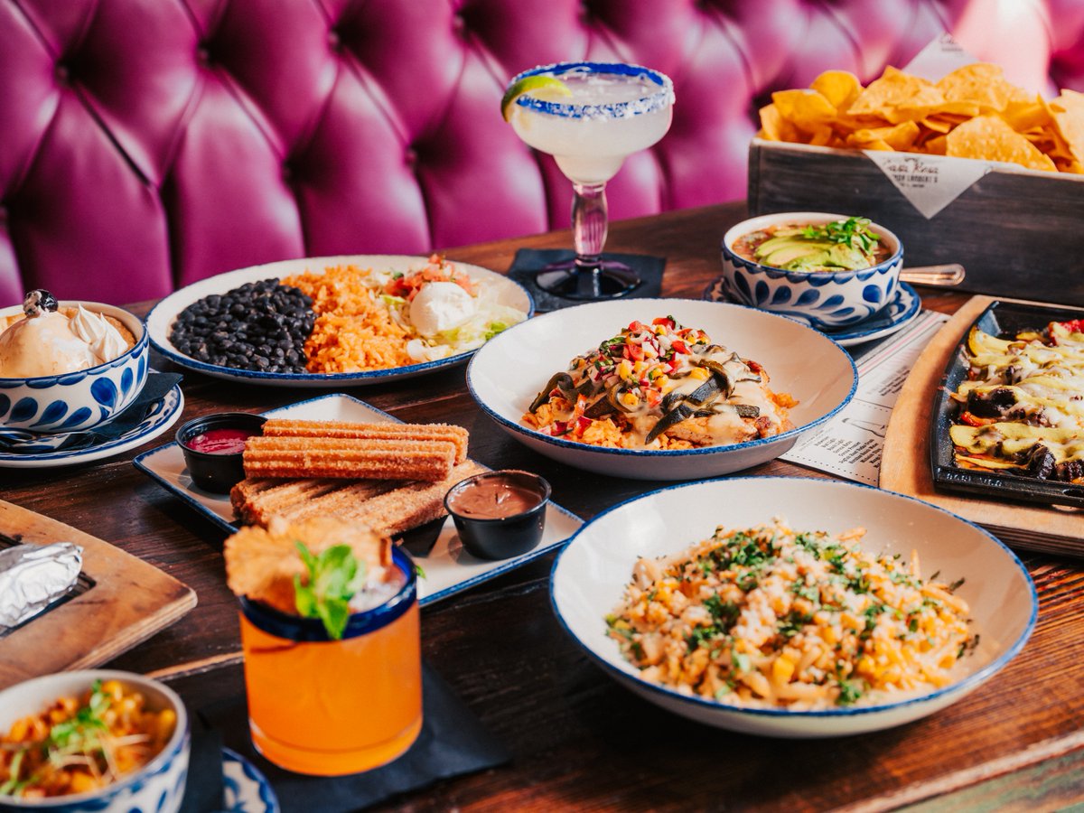 Startin' the week the right way! Make a reservation to hang with us for lunch or dinner 💖 🥂 #CasaRosa