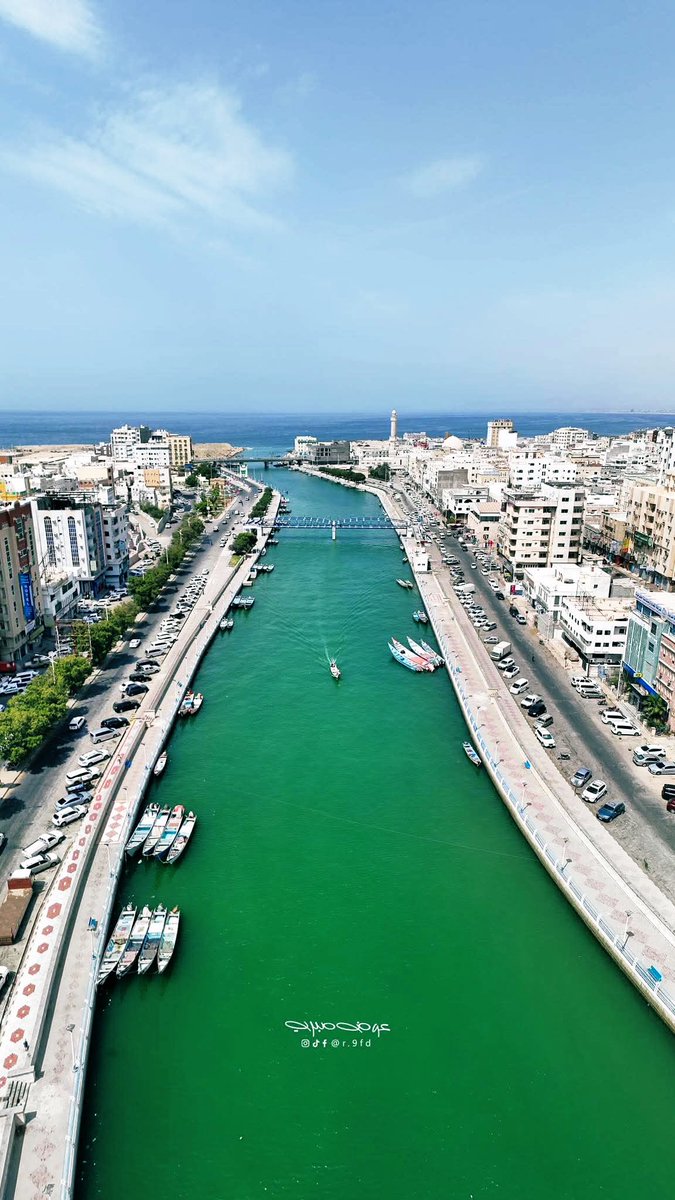 كيف ما نحبها وهي اللي البحر ينحني لجمالها؟

كيف ما نهواها وهي اللي شمسها تدفينا، وليلها يسامرنا بنسيمه العليل؟

المكلا... يا نبض القلب ويا عطر الجنوب