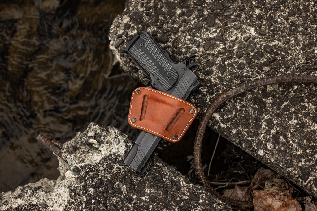 JAK SLIDE 2.0 BELT HOLSTER

Galco's Jak Slide™ 2.0 rides between the belt and pants for an ideal blending of IWB and OWB holsters, and offers advantages of both.

Get yours here: l8r.it/Wz2T