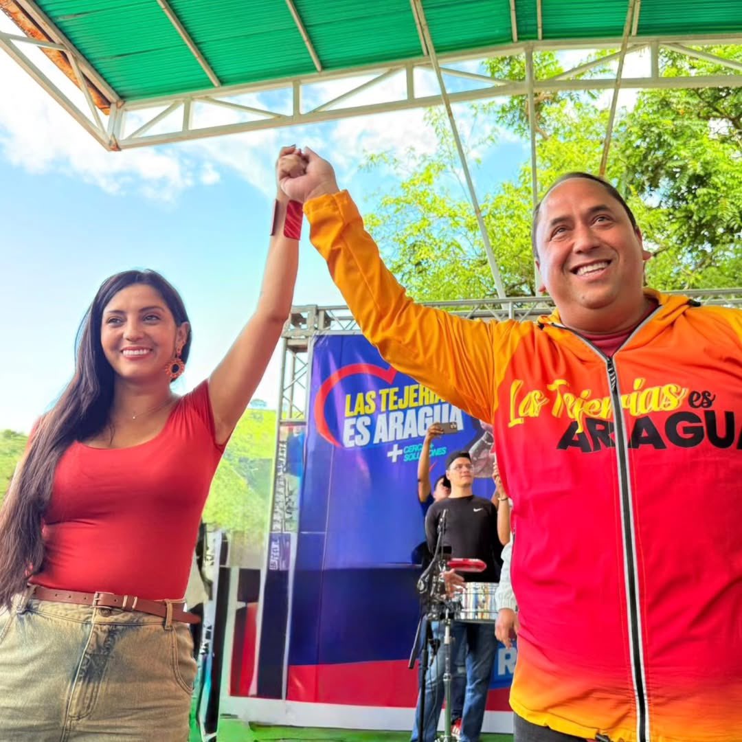 LuisLopezPSUV's tweet photo. 🚨 Familia, hoy fue 🔥!
La juramentación del Comando de Campaña y todavía el pueblo vibra de emoción, con nuestra Jefa Política Joana Sánchez y el pana José Gregorio Colmenares Organizador del PSUV  al frente, nos lanzamos en la búsqueda del voto para la Victoria del  #27J.

😎 Andamos activos, con Régulo La Cruz @regulolacruz  pa’ patear calle con la gente, con la alegría que solo el Poder Popular sabe poner.

🎯 Se viene victoria, se viene más revolución… ¡y la vamos a romper! Régulo Alcalde ! 

#LasTejeríasPaLaVictoria #JuventudRebelde #ChavismoActivo #VamosConTodo