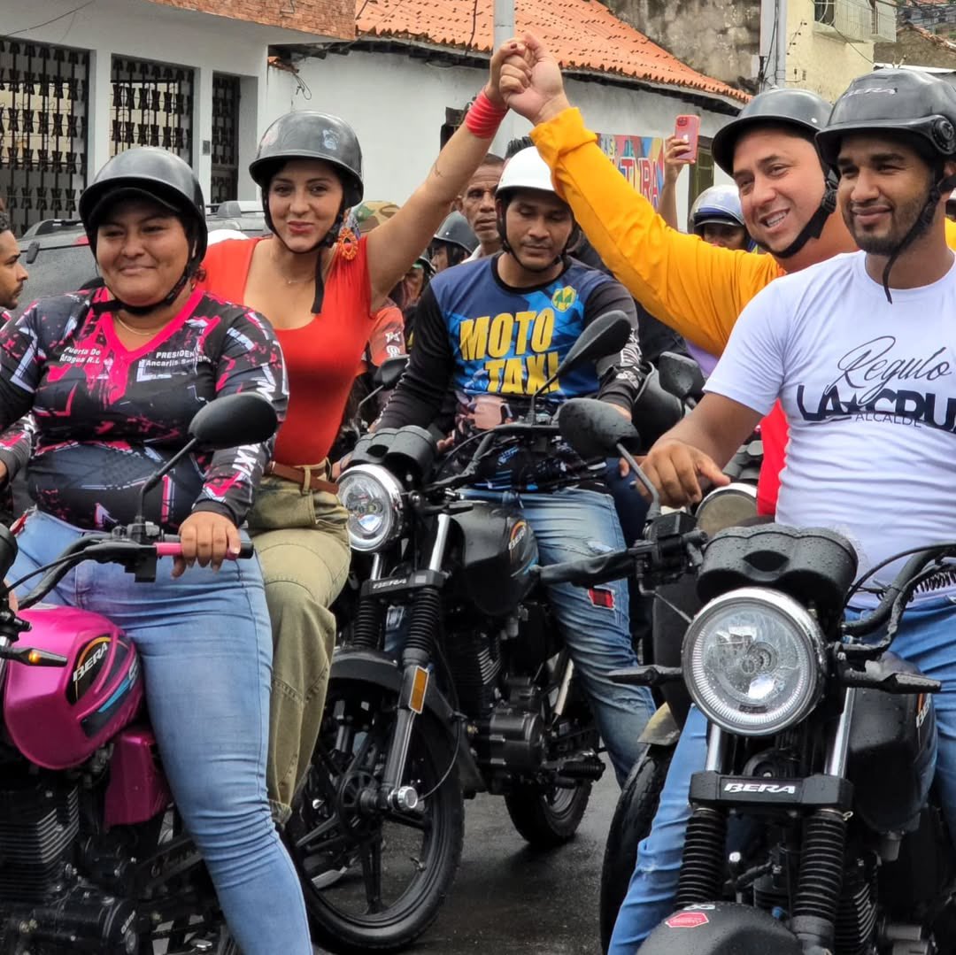 LuisLopezPSUV's tweet photo. 🚨 Familia, hoy fue 🔥!
La juramentación del Comando de Campaña y todavía el pueblo vibra de emoción, con nuestra Jefa Política Joana Sánchez y el pana José Gregorio Colmenares Organizador del PSUV  al frente, nos lanzamos en la búsqueda del voto para la Victoria del  #27J.

😎 Andamos activos, con Régulo La Cruz @regulolacruz  pa’ patear calle con la gente, con la alegría que solo el Poder Popular sabe poner.

🎯 Se viene victoria, se viene más revolución… ¡y la vamos a romper! Régulo Alcalde ! 

#LasTejeríasPaLaVictoria #JuventudRebelde #ChavismoActivo #VamosConTodo