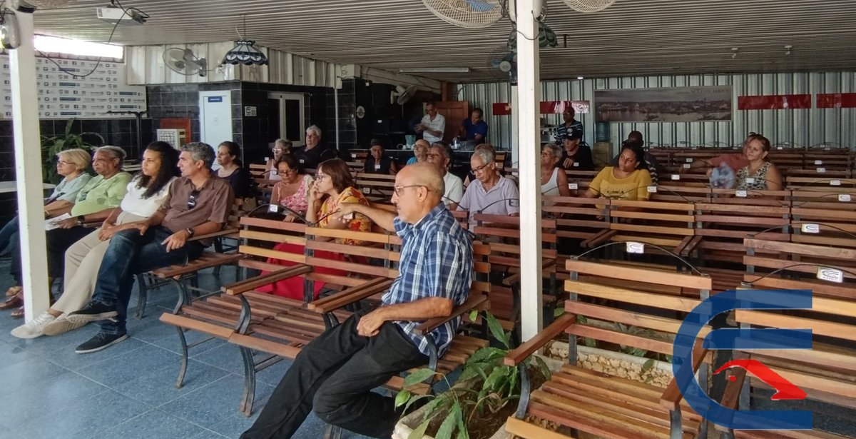 En la tarde de hoy y con la presencia de   <a href="/JoaqunAlonsoVa3/">Joaquín Alonso Vazquez</a> ministro de Economía , <a href="/jctr2805/">Dr.Cs. José Carlos del Toro Ríos</a> presidente entrante de la #ANEC  , <a href="/OLHung/">Oscar Luis Hung Pentón</a> presidente saliente, además de trabajadores del centro , se realiza la entrega de mando como acuerdo del #9noCongresoANEC