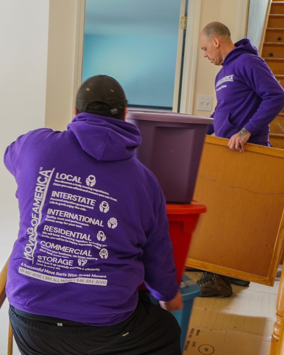 movingofamerica's tweet image. 📦 Heavy lifting? Tight stairs? No problem! 💪
 Our team doesn’t just move boxes—we move with purpose 💜
 Fast, safe, and stress-free moves done right ✅
📍Local + Long Distance Moves
 #MovingOfAmerica #MoversOnTheGo #RelocationPros #MovingDay #WeMoveYou #PurplePower