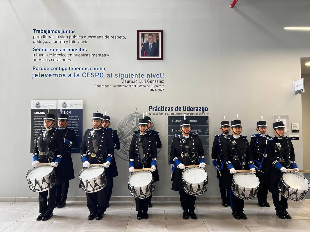 cespq_qro's tweet photo. Durante la ceremonia mensual de Honores a la Bandera, en la #CESPQ reafirmamos nuestro compromiso con los valores cívicos y el trabajo institucional. 🇲🇽

En esta ocasión, se llevó a cabo la presentación del nuevo personal auxiliar de seguridad, quienes se integran con entusiasmo y vocación de servicio al modelo penitenciario de Querétaro. Asimismo, se realizó una entrega general de reconocimientos, destacando el esfuerzo y la disciplina de quienes fortalecen el quehacer diario de esta institución.

Estas ceremonias nos recuerdan que la formación, el respeto y la unidad son pilares fundamentales para consolidar un sistema penitenciario humano, seguro y eficiente. 🙌🏻