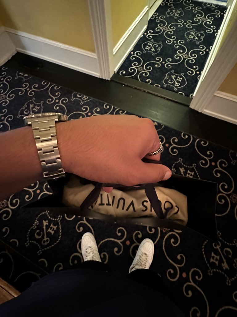 Bought my mom a LV bag today 

Always spoil the ones you love 

Will post her reaction when I see her