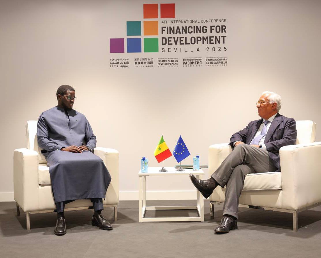 PR_Senegal's tweet photo. En marge de la #FFD4, le Président @PR_Diomaye s’est entretenu avec le Président @EmmanuelMacron et le Président du Conseil européen, M. António Costa, sur le renforcement de la coopération bilatérale et les enjeux régionaux et internationaux d’intérêt commun. https://t.co/cq3J5IYnNt