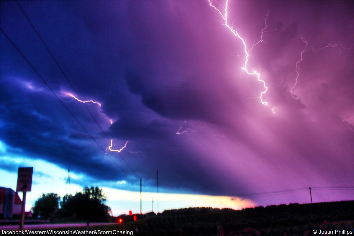 WiStrmChaser's tweet image. Slacking on getting photos from the storm chases the last couple weeks posted, but here's a few from the Alma, Wisconsin to Fountain City, Wisconsin supercell back on June 19th. What a photogenic supercell this was!!
