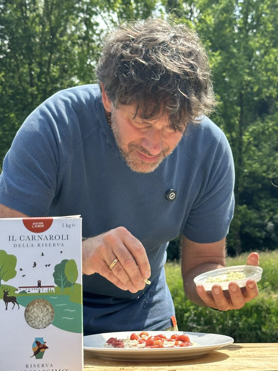 Chef #cesarebattisti che cucina direttamente in Riserva in mezzo alla #natura con gli ingredienti del territorio un Risotto #carnaroli #risotto #lovefood