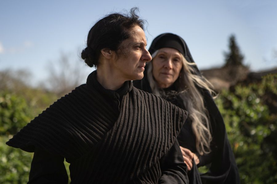 SaltarIntroPe's tweet photo. Conversamos con @elviraminguezpe, directora de la exitosa serie "La sombra de la tierra" de @atresplayer https://t.co/BinYbimDHU https://t.co/fEYTbi0qxw