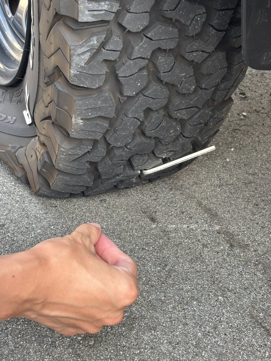 昨日真っ暗な道で事故したバイクの横通って、朝起きたらこれ遅刻確定初めて遅刻( ; ; )