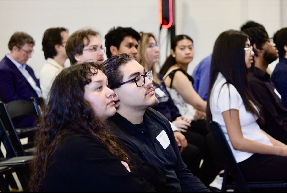Choose your path: IT/Cybersecurity &amp; Software Engineering or Business &amp; Marketing. Both offer hands-on learning, valuable workshops, and personalized mentorship from experienced professionals.

Apply now!

la-tech.org/la-tech-rising…

#TechCareer #Students #internships