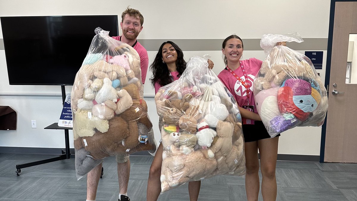 IMPDNW's tweet image. 🧸❤️ Over 1,000 teddy bears—WOW!
Huge thanks to @CumulusMedia , @995zpl , @HensleyLegal , and @puccinis_pizza for this generous donation!
We’re so grateful for a community that shows up for kids when they need it most. We’ll make sure to do our part to pass on this love. 💙