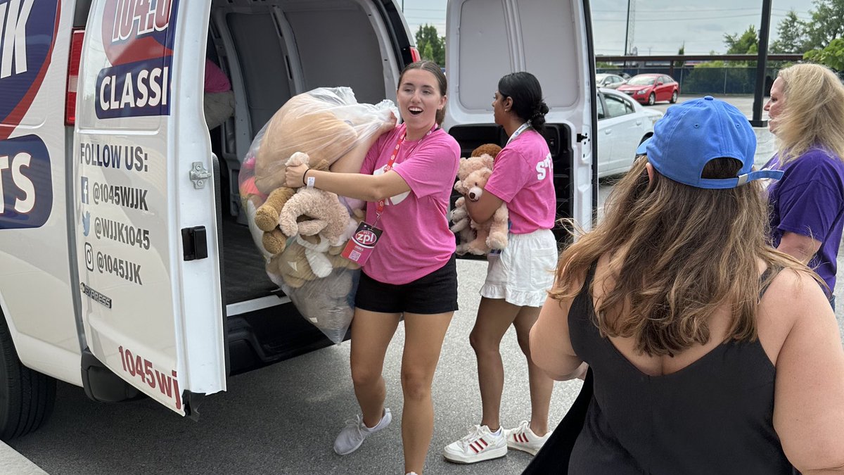 IMPDNW's tweet image. 🧸❤️ Over 1,000 teddy bears—WOW!
Huge thanks to @CumulusMedia , @995zpl , @HensleyLegal , and @puccinis_pizza for this generous donation!
We’re so grateful for a community that shows up for kids when they need it most. We’ll make sure to do our part to pass on this love. 💙
