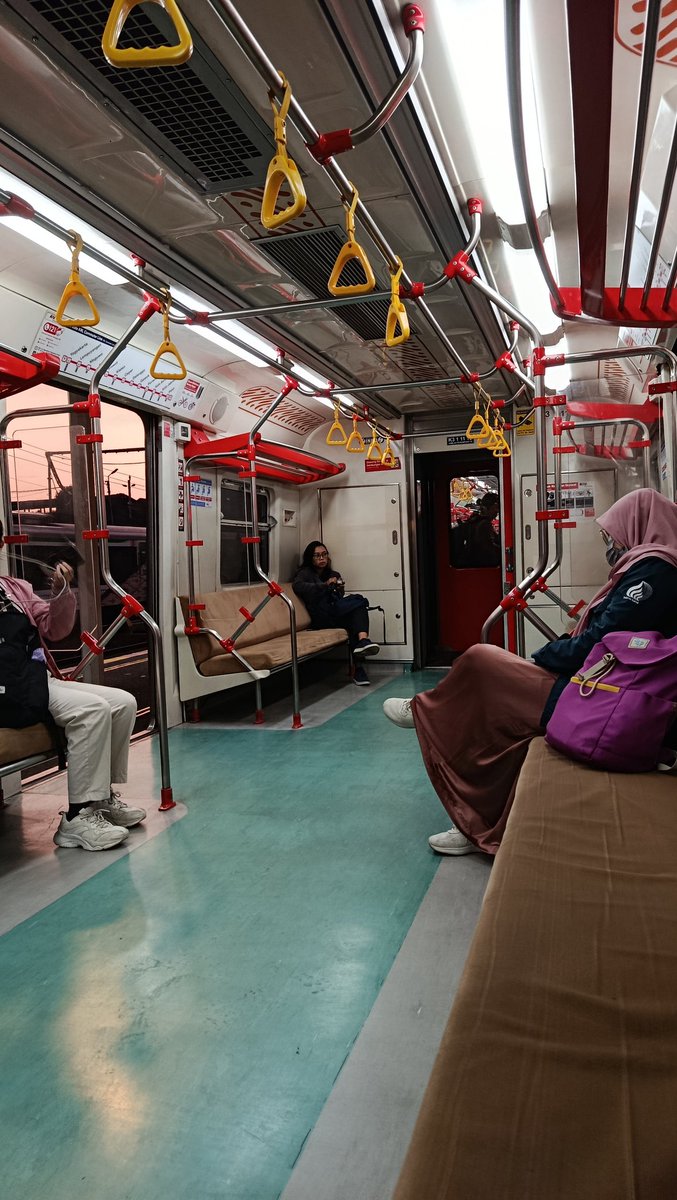 Hanihae95_'s tweet photo. KRL jam setengah 6 selonggar inii 🥰 https://t.co/riNsuetOVQ
