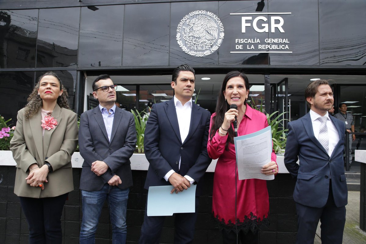 Hoy presentamos una denuncia formal ante la <a href="/FGRMexico/">FGR México</a> contra Vector Casa de Bolsa y Alfonso Romo, por presuntas operaciones con recursos de procedencia ilícita.

No se trata de un tema menor: hay señalamientos graves.

Desde <a href="/AccionNacional/">Acción Nacional</a> solicitamos una investigación a fondo