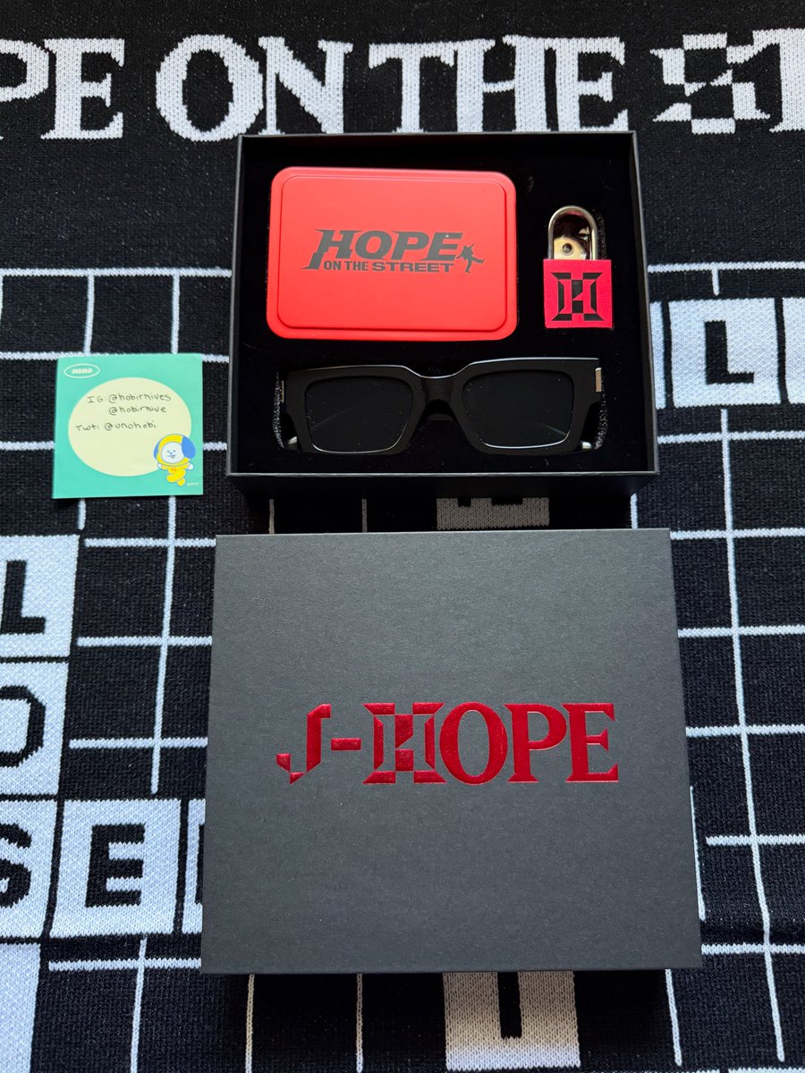 unohobi's tweet image. selling my extras hots vip gifts (2 available) and LA jersey! USA only! dm for more info #btswts #wtsbts #btsselling #usabtswts