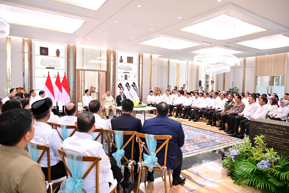 Bersama sejumlah Menteri Kabinet Merah Putih, menghadiri acara peresmian kantor Badan Pengelola Investasi Danantara, Wisma Danantara Indonesia, oleh Bapak Presiden Prabowo Subianto, di Jalan Jenderal Gatot Subroto Jakarta.