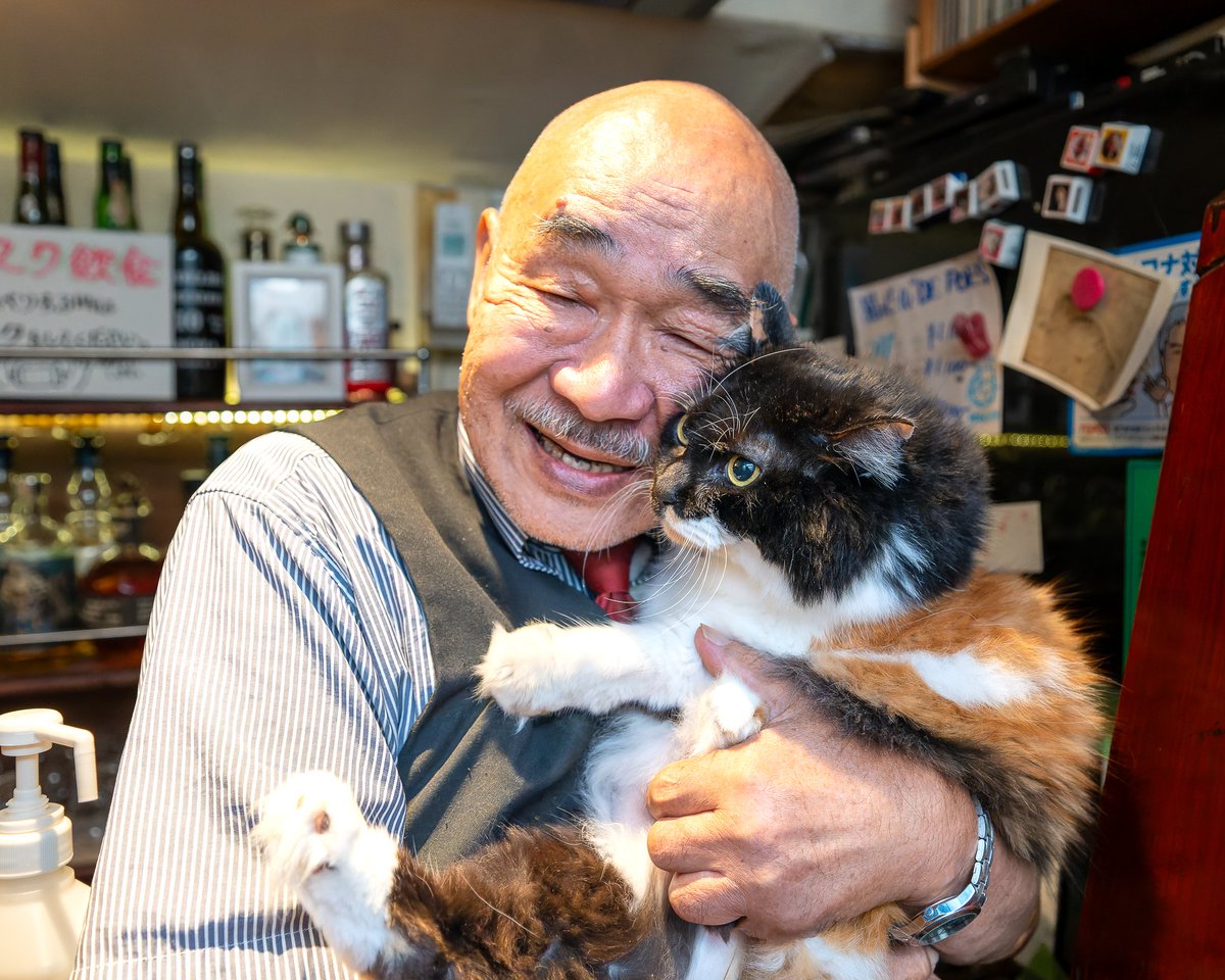 YokohamaCats16's tweet photo. 5月に4'Cs Bar ROSSOさんマスターの79歳誕生会あったみたいで、マスターのafter写真がにゃっぷるVol.4の取材で私の撮影した写真でした‼😻
マスターおめでとうございます🎉✨😆✨🎊
🐾
#4CsBarROSSO #4CsBar #新宿 #バー #店猫 #猫 #ねこ #cat #会いに行ける猫 #昭文社 #にゃぷる #にゃぷるVOL4 # https://t.co/xhHXjMO18c