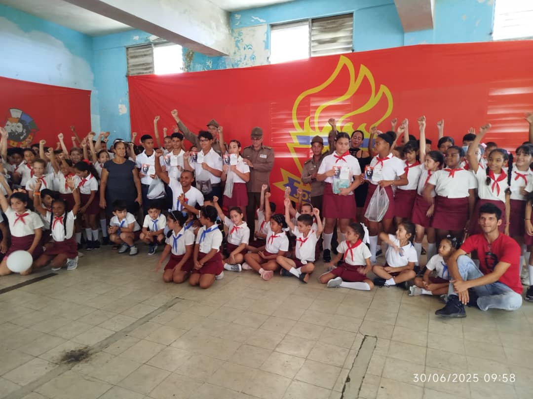 Premiación provincial del concurso "Amigos de las FAR" en Camagüey. Defendiendo el futuro desde las aulas.