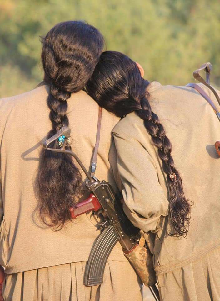 RKurdistan2723's tweet image. سڵاوی گەرمی دڵی پر هومێدی ئێمەت پیشکەش ئەی هەڤاڵی پێشمەرگە 
لە دەوری دەست و تفەنگت گەرێم کە رۆژی خەبات 
لە ئاستی هەڵمەتی تیژت چ ناگڕێ بەرگە