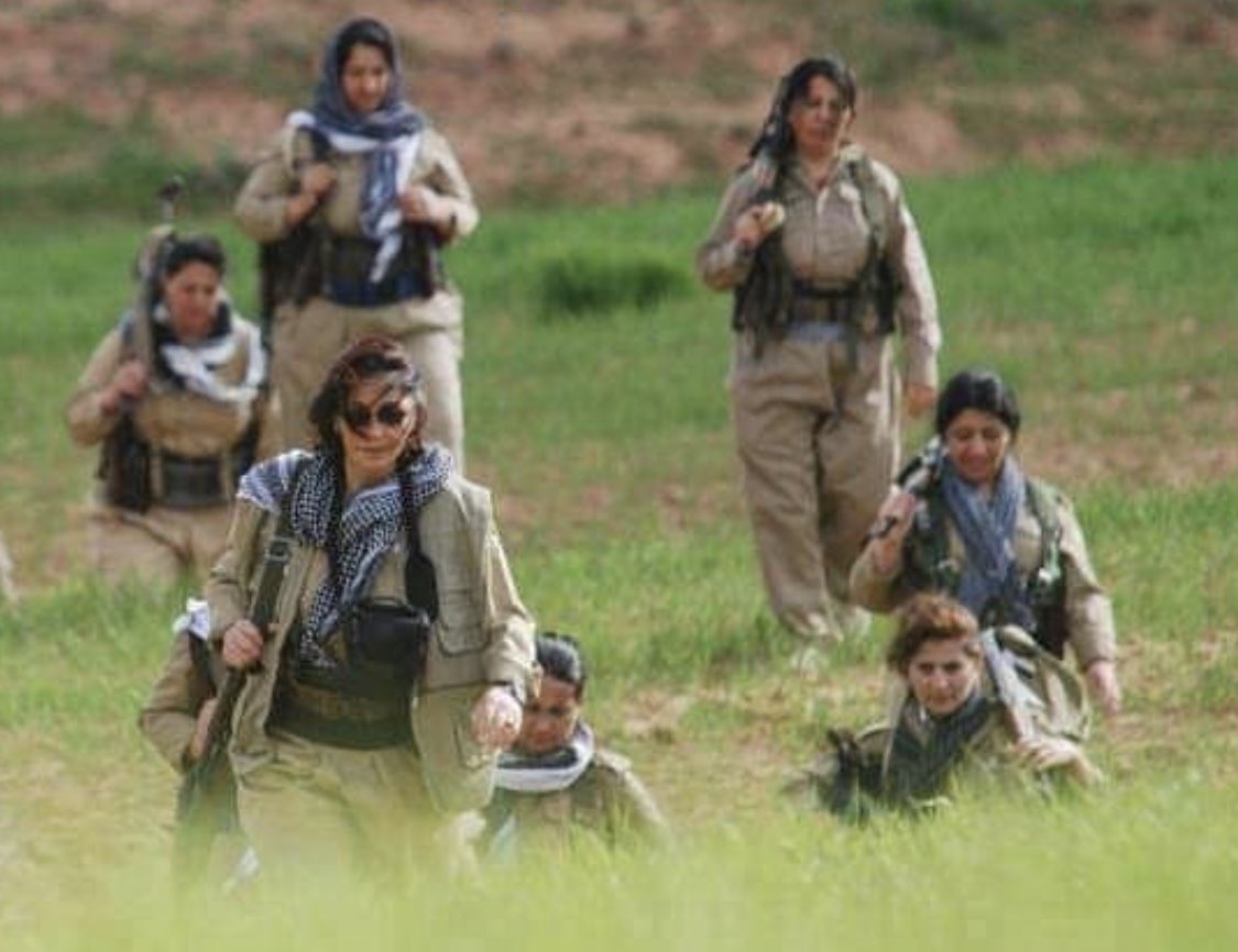 RKurdistan2723's tweet image. سڵاوی گەرمی دڵی پر هومێدی ئێمەت پیشکەش ئەی هەڤاڵی پێشمەرگە 
لە دەوری دەست و تفەنگت گەرێم کە رۆژی خەبات 
لە ئاستی هەڵمەتی تیژت چ ناگڕێ بەرگە