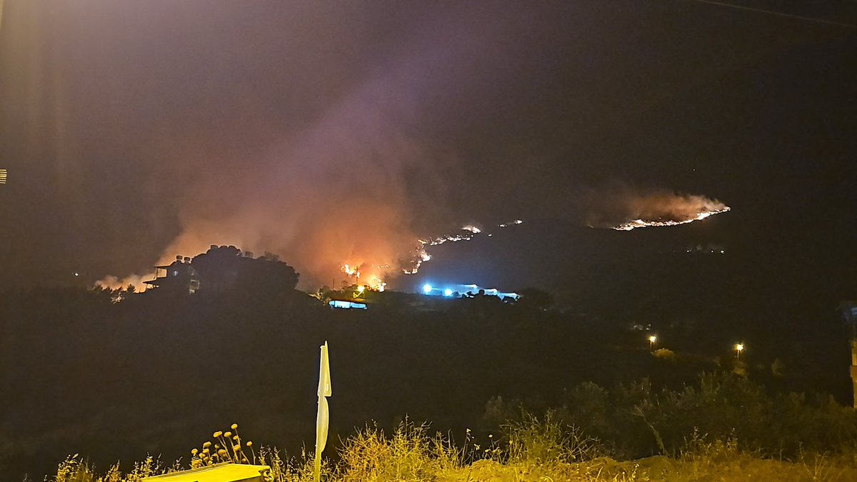 01.45 | Alahan Mahallesi, Antakya

Yangın mahallenin üst bölgelerinde sürüyor. 

#hatay