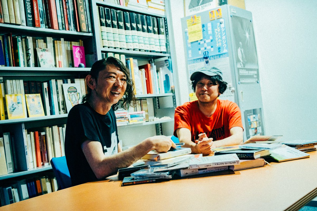 WORKSIGHTJP's tweet photo. 【NEW】音楽の奥にひしめく、無数の「物語」：中村隆之���柳樂光隆が語る、『ブラック・カルチャー』の今日性
🔗https://t.co/trz7Bz2Ky6

音楽を起点にアフリカ由来の文化と歴史を概説した新書をめぐり、著者と音楽評論家が、絶えず歴史と現在を往還するセッションのような対話を繰り広げた。 https://t.co/DsBo8Si5nw