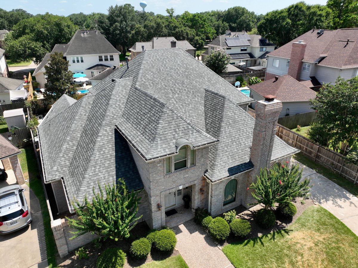 CraddockRoofing's tweet image. Safeguard your home with Craddock Roofing! 🏠 Our certified experts provide quality roofing services with care &amp;amp; precision. Trust our team for lasting home security. Let's protect your home together! #HomeImprovement #CertifiedRoofers #QualityRoofing #RoofingServices