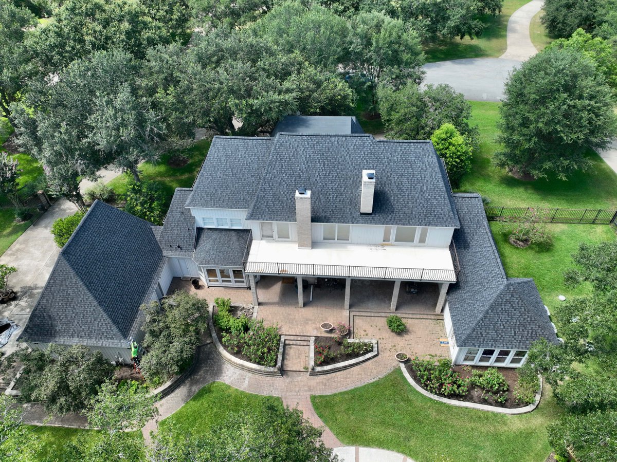 CraddockRoofing's tweet image. Safeguard your home with Craddock Roofing! 🏠 Our certified experts provide quality roofing services with care &amp;amp; precision. Trust our team for lasting home security. Let's protect your home together! #HomeImprovement #CertifiedRoofers #QualityRoofing #RoofingServices