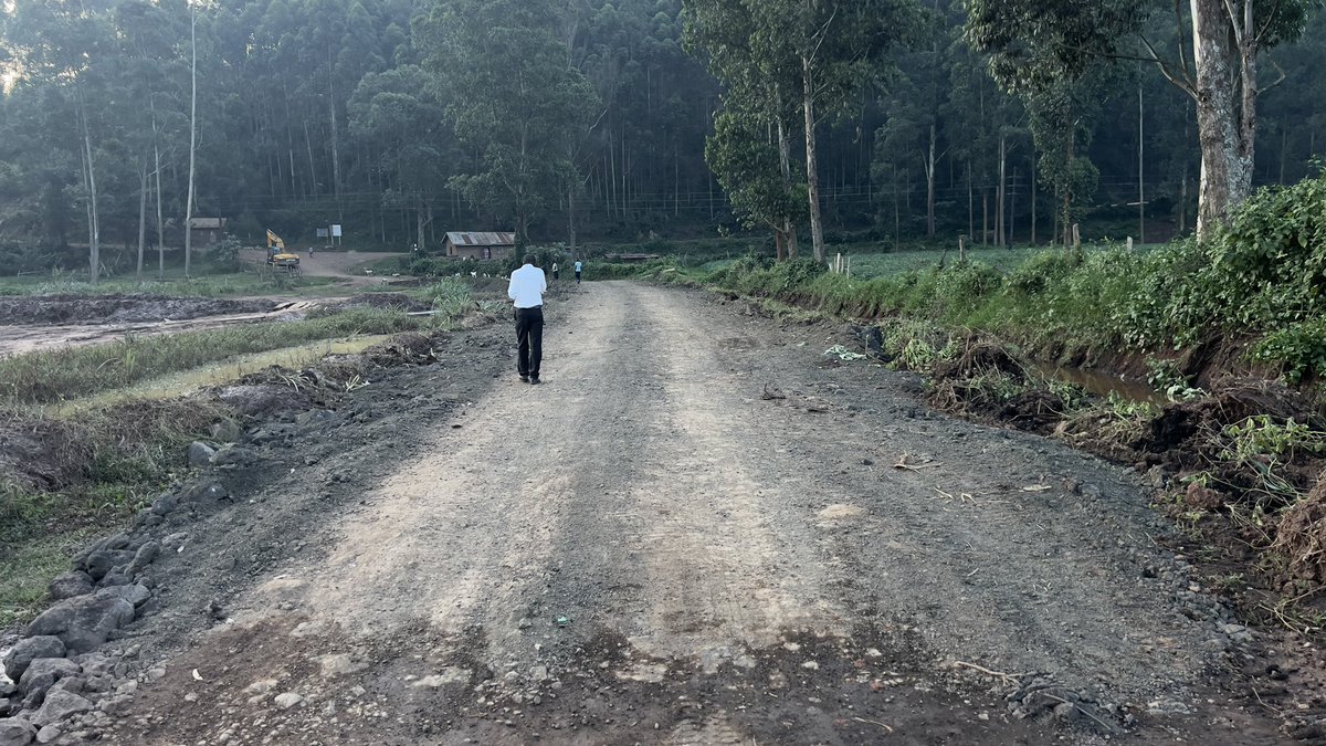 This section of the road connects Rubanda district through Kerere with Kanungu district, for the last 35 years I have seen it break and paralyze traffic each year 🥲for at least three  months between April and June or October and December, its Funny because it seems normal 🤮
