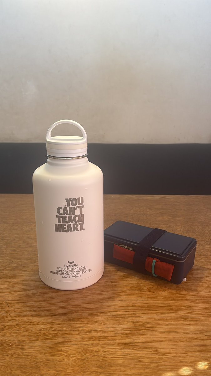 FSsandwiches's tweet photo. 弁当箱と水筒

この水筒は某セミナーのじゃんけんでもらったやつ。64oz.（1892cc）という巨大サイズ。

デカすぎて使えないなー。と思って長らくクローゼットの奥で眠っていたけど最近毎日これ満タンで仕事しています。

#HyperFly
#youcantteachheart 
#心は教えられない https://t.co/EKWMi1hVPQ