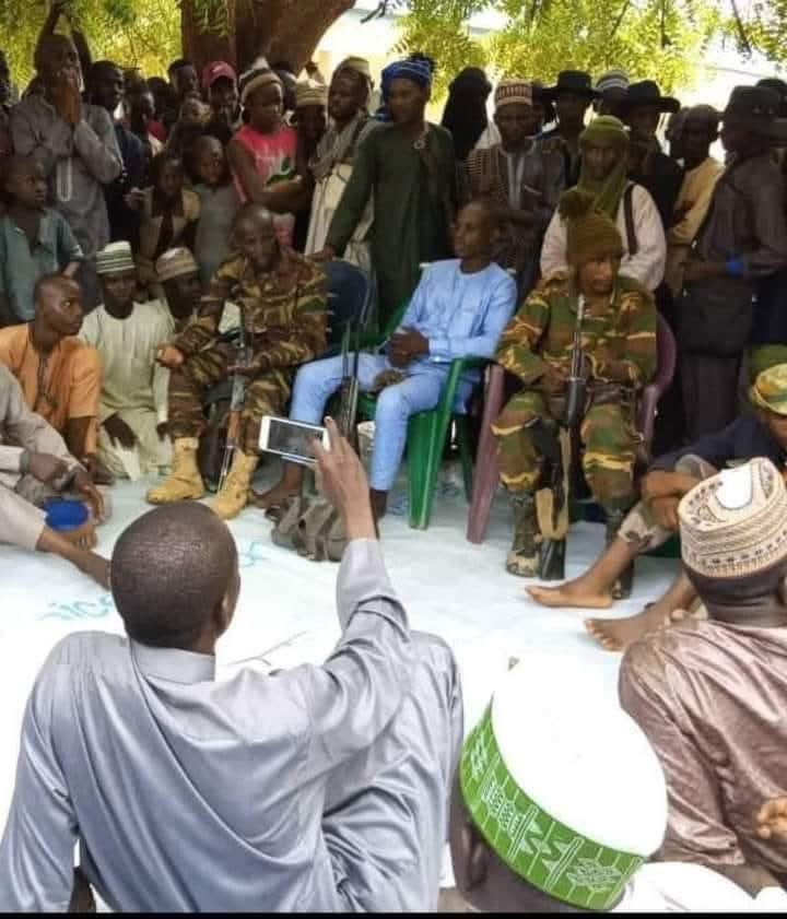 Confirmed: Dan Bokolo was killed after a clash with Bashari Maniya , a repentant bandit who led the vigilantes to his hideout.
Bokolo was shot in the leg during the fight, killed 3 before collapsing. He died 3 days later. Bashari Maniya was killed in the fight. Turji is in pain!