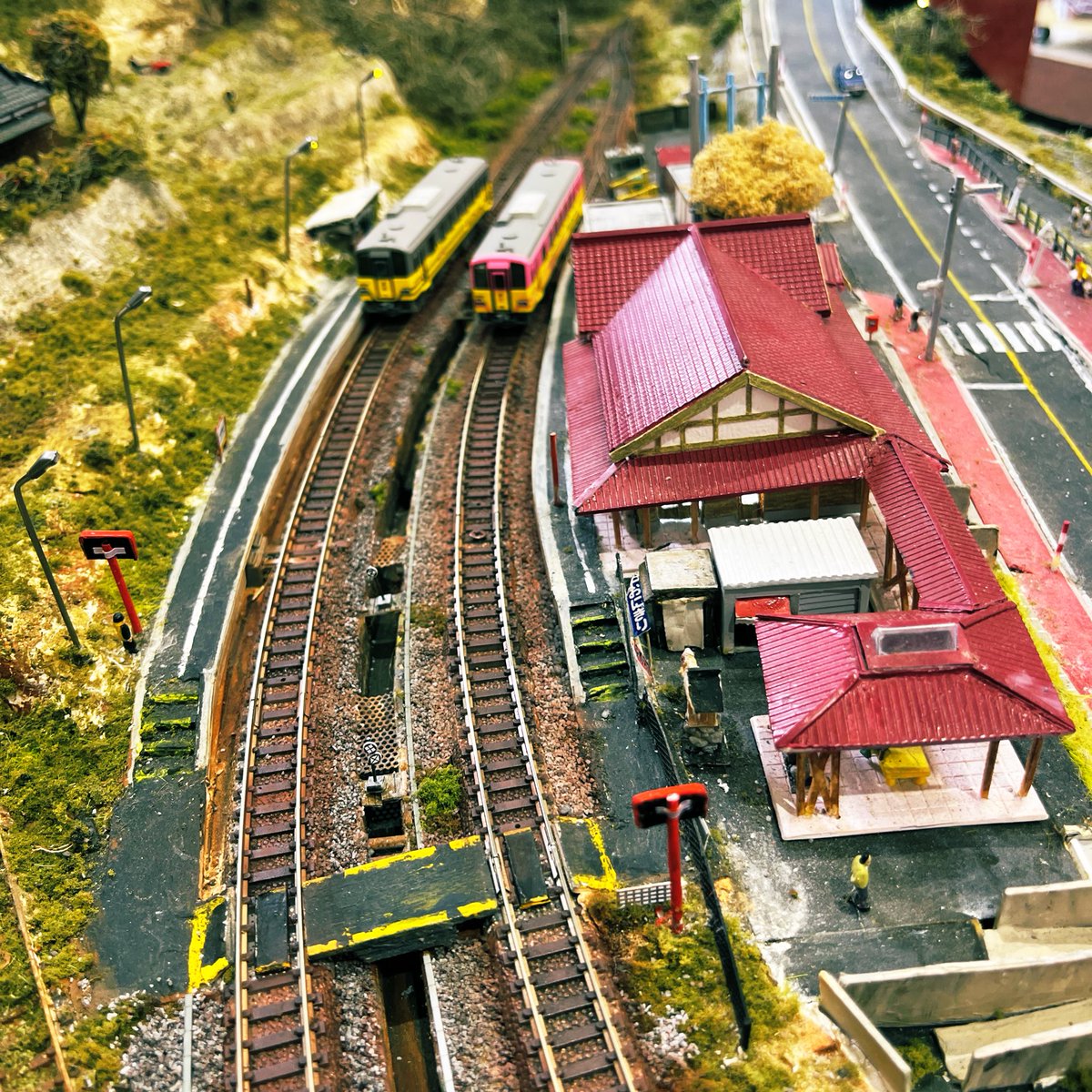 oroch_loop's tweet image. ７月スタート☀️
毎日朝から暑いですね🫠
レール温度上昇が心配されます…

今週末7月5日（土）はジオラマ譲渡式🚃
おろちループでの展示は11月末まで。
冬はかなり遠くへ出張予定です。
ぜひ見に来てください✨

#木次線 #鉄道ジオラマ #三段式スイッチバック