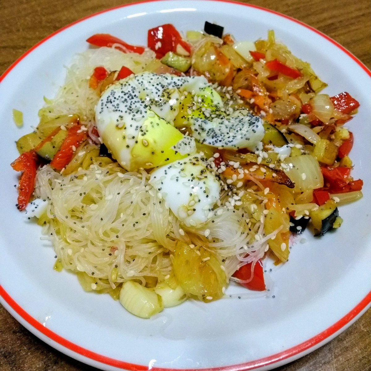 Sin Tacc.
Fideos de arroz, cebolla, morron, zapallito, mucho ajo, huevo cocido 8 minutos y mucha semilla de sésamo con chorro de salsa de soja.