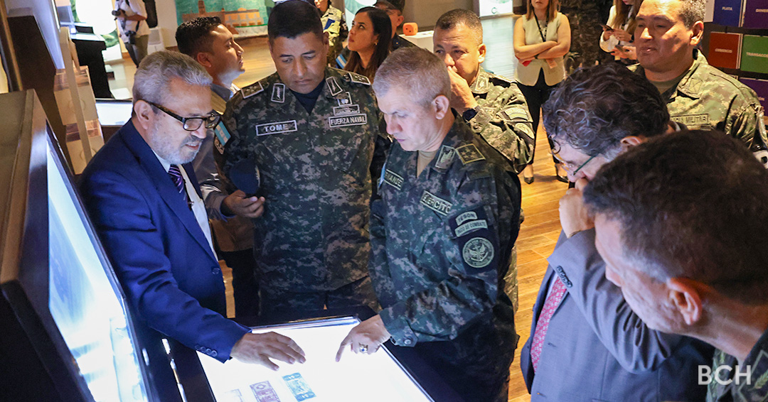 Los Centros Culturales del #BCH recibieron la visita de la Junta de Comandantes de las <a href="/FFAAHN/">Fuerzas Armadas de Honduras</a> , que celebran su Bicentenario admirando los invaluables objetos del General Francisco Morazán y fascinantes obras de arte y literarias, que enaltecen nuestra identidad nacional.