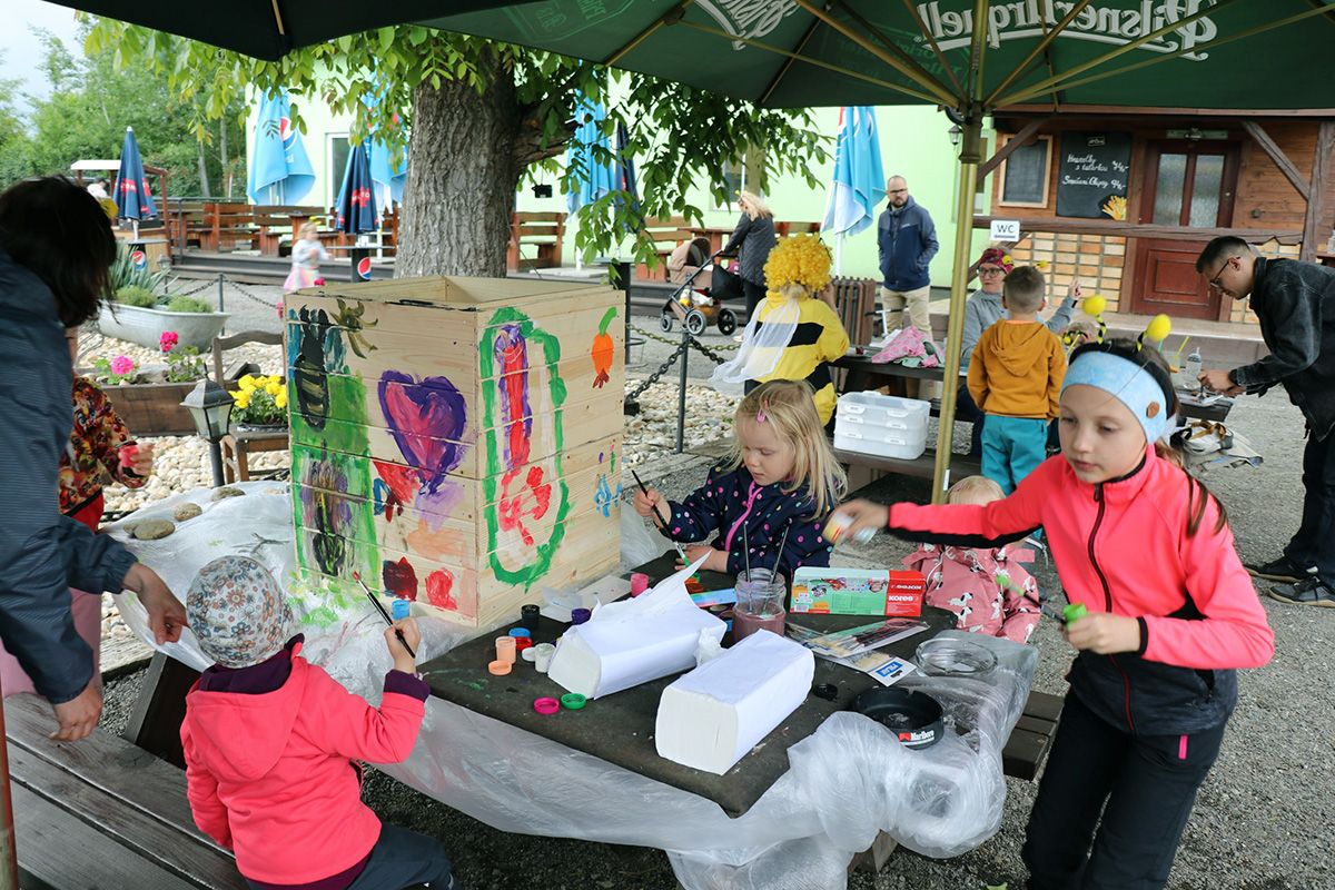 DieboldNixdorf's tweet photo. Buzzing with joy after our annual Children's Day in Pilsen, CZ! The team created a beekeeping trail where the kids completed tasks to earn prizes, decorated a beehive, enjoyed tasty treats, and even got a special visit from a real beekeeper! 🐝
#WeAreDN #DNproud https://t.co/d1j6sSz3NG