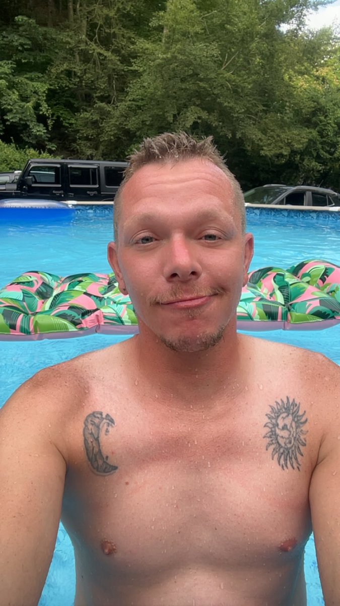 beebarfishoney's tweet photo. A much needed pool day. https://t.co/4YRAyTJyWh