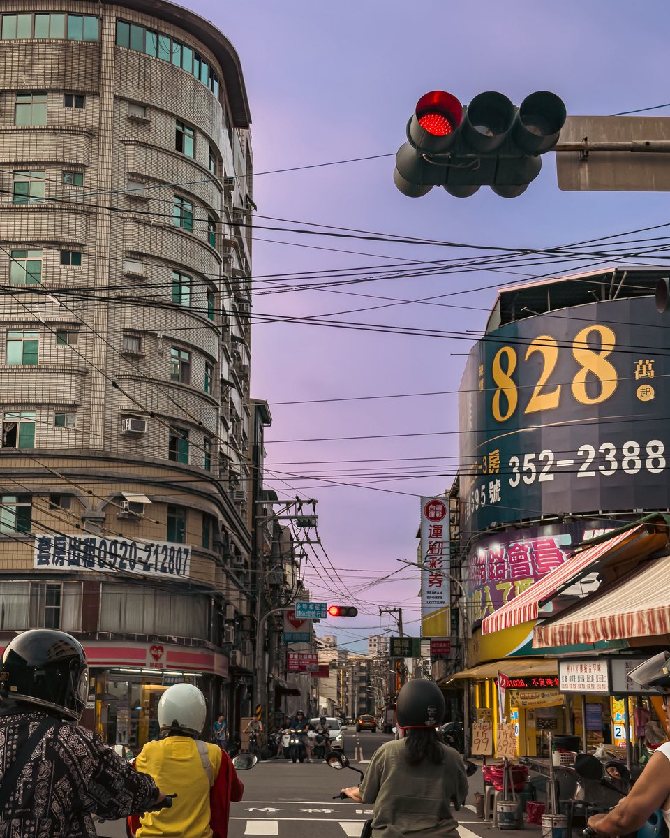 My_AirLife's tweet photo. 交錯的電線
#myairlife #空氣人生 #airIG #streetart #photography #travelphotography #photooftheday #picoftheday #photo #instatravel #streetart #travelblogger #streetstyle #streetphotography #traveling #台灣 #kaohsiung #街拍 #旅遊 #旅遊攝影 #高雄 #夕陽 #sunset https://t.co/J2wEqCkaBj