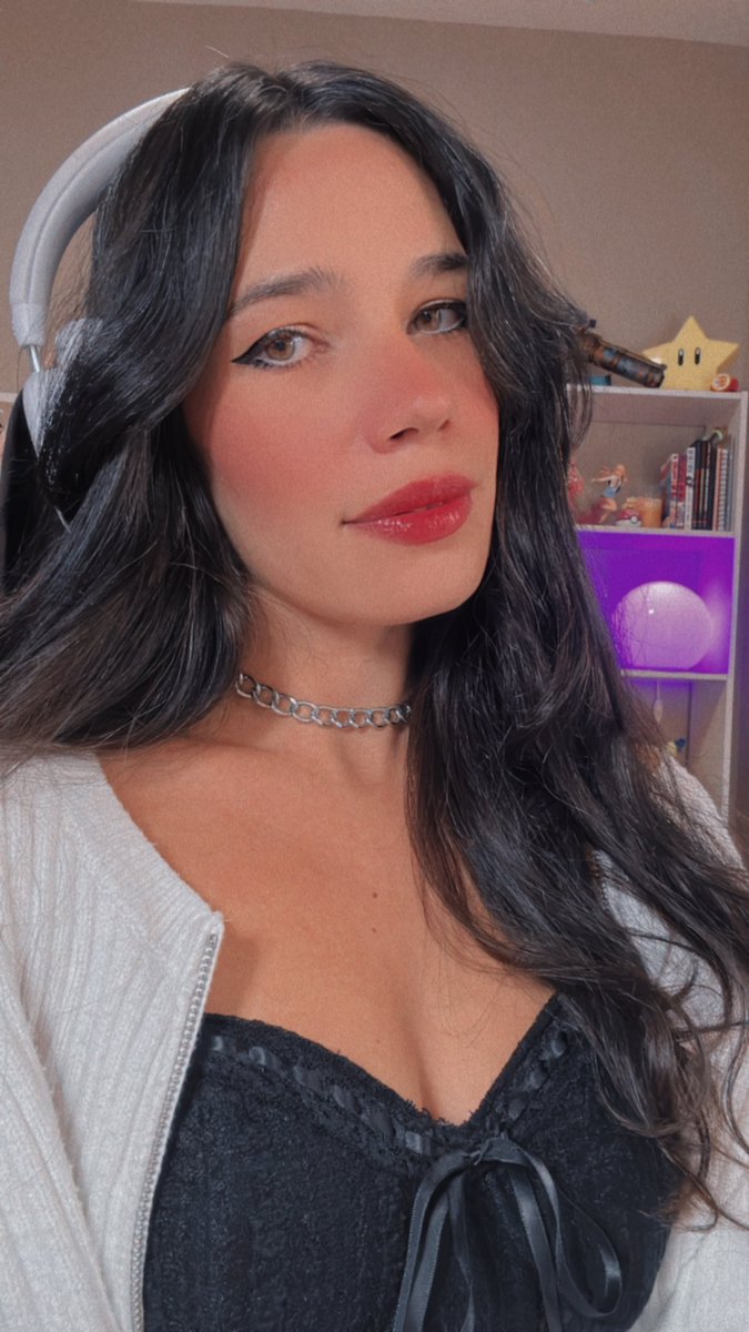 Holaaa 🖤 tengo cartitas de pokémon para abrir y luego vamos a jugar PEAK con chat! Los veo en stream ahora 🙌🏽