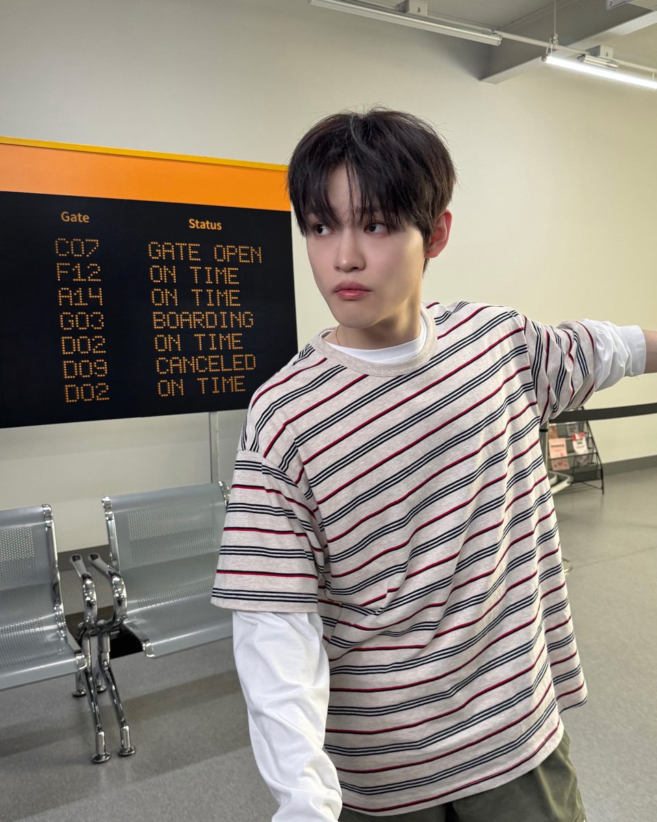 🐬: "hold on, can we swing by there first? I feel like getting something."
🦊: "kOCAK! arekmu iki arep nggawe adegan memalukan part 2 po? Iki lho wes waktune mlebu gate!"