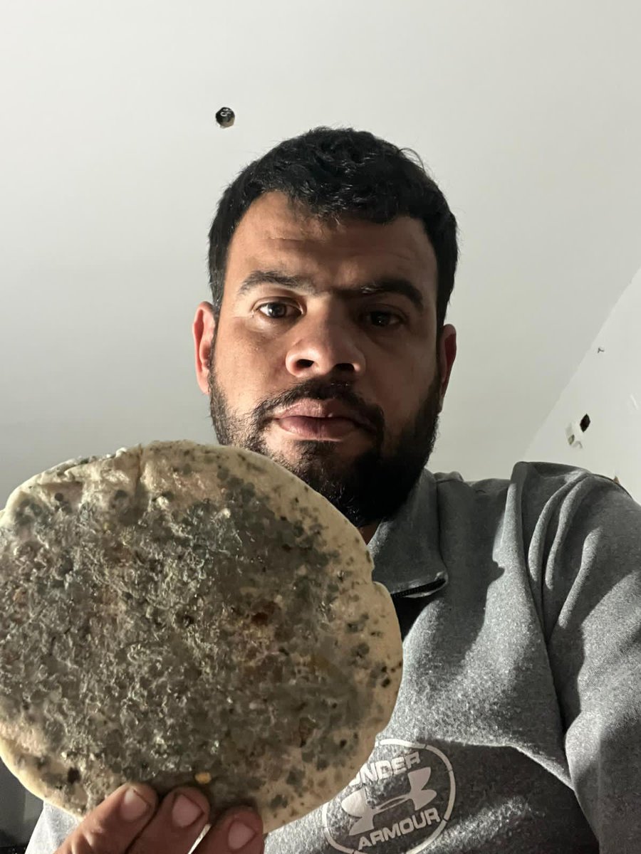 Palestinedaily1's tweet photo. We are eating #rotten_bread 💔 
 We are eating #rotten_bread 💔 
We are eating #rotten_bread 💔 
We are eating #rotten_bread 💔 
We are eating #rotten_bread 💔 
Please donate and Rt 👇👇
https://t.co/hHe6KsMb7Y https://t.co/B1XTiJkrRd