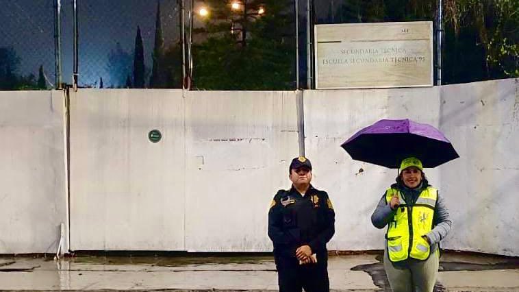 SAPCI_CDMX's tweet photo. ¡La lluvia no nos detiene! ⛈️🙅🏻‍♀️

La #SAPCI y @SSC_CDMX cuidamos a niñ@s y adolescentes a la hora de la salida con el programa #AuxilioEscolar del @GobCDMX. 🏫

☝🏻Presentes en Miguel Hidalgo, Venustiano Carranza, Tláhuac, Cuajimalpa, y ¡toda la #CapitalDeLaTransformación!  🏙️ https://t.co/lbVmiiCrf8