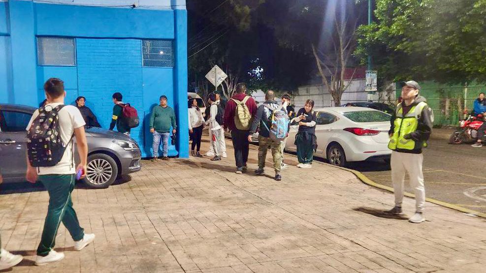 SAPCI_CDMX's tweet photo. ¡La lluvia no nos detiene! ⛈️🙅🏻‍♀️

La #SAPCI y @SSC_CDMX cuidamos a niñ@s y adolescentes a la hora de la salida con el programa #AuxilioEscolar del @GobCDMX. 🏫

☝🏻Presentes en Miguel Hidalgo, Venustiano Carranza, Tláhuac, Cuajimalpa, y ¡toda la #CapitalDeLaTransformación!  🏙️ https://t.co/lbVmiiCrf8