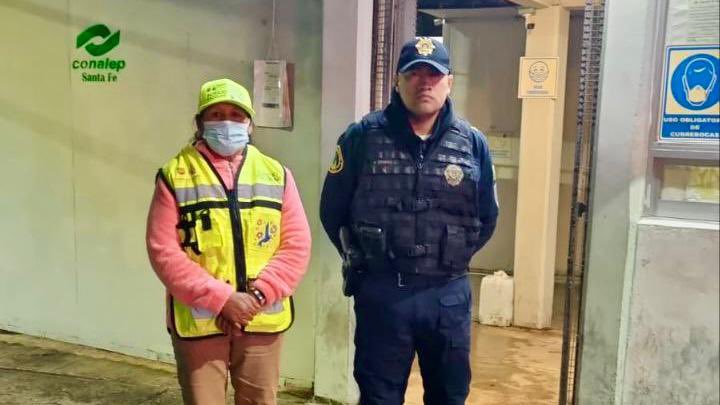 SAPCI_CDMX's tweet photo. ¡La lluvia no nos detiene! ⛈️🙅🏻‍♀️

La #SAPCI y @SSC_CDMX cuidamos a niñ@s y adolescentes a la hora de la salida con el programa #AuxilioEscolar del @GobCDMX. 🏫

☝🏻Presentes en Miguel Hidalgo, Venustiano Carranza, Tláhuac, Cuajimalpa, y ¡toda la #CapitalDeLaTransformación!  🏙️ https://t.co/lbVmiiCrf8