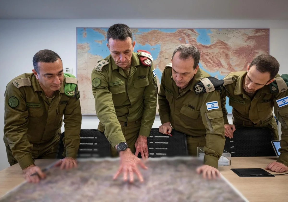 Renfanitas: "La Biblia dice que Dios le hizo una promesa a Abraham de que heredaría la tierra, y la tiene que cumplir". 

Cristiano: Dios no mintió ni falló a su promesa, toda la tierra que les prometió, se las dio: 

“Jehová les dio reposo alrededor, conforme a todo lo que había