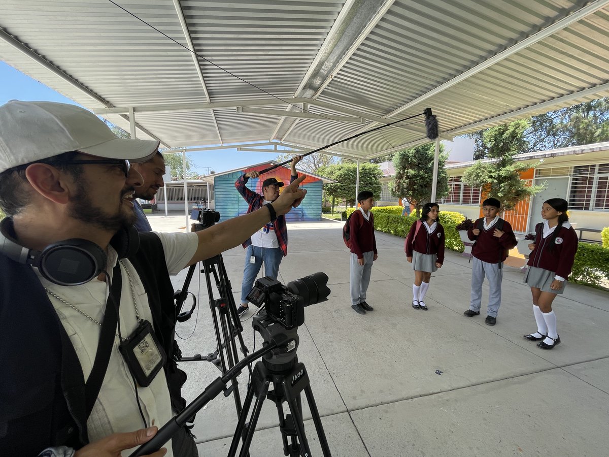Hace 2 años iniciamos un compromiso enorme: renovar la #tecnología y los contenidos educativos en más de 23 mil teleplanteles de todo #México. 📚

No solo reactivamos equipos, sino que impulsamos la educación para miles de jóvenes de #Telesecundaria y #Telebachillerato con