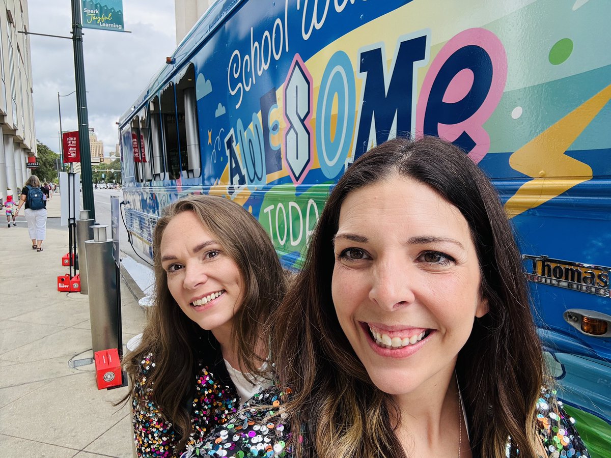 Learn_AndGo's tweet image. We brought the sparkle today at ISTE! What fun. Can’t wait for tomorrow!