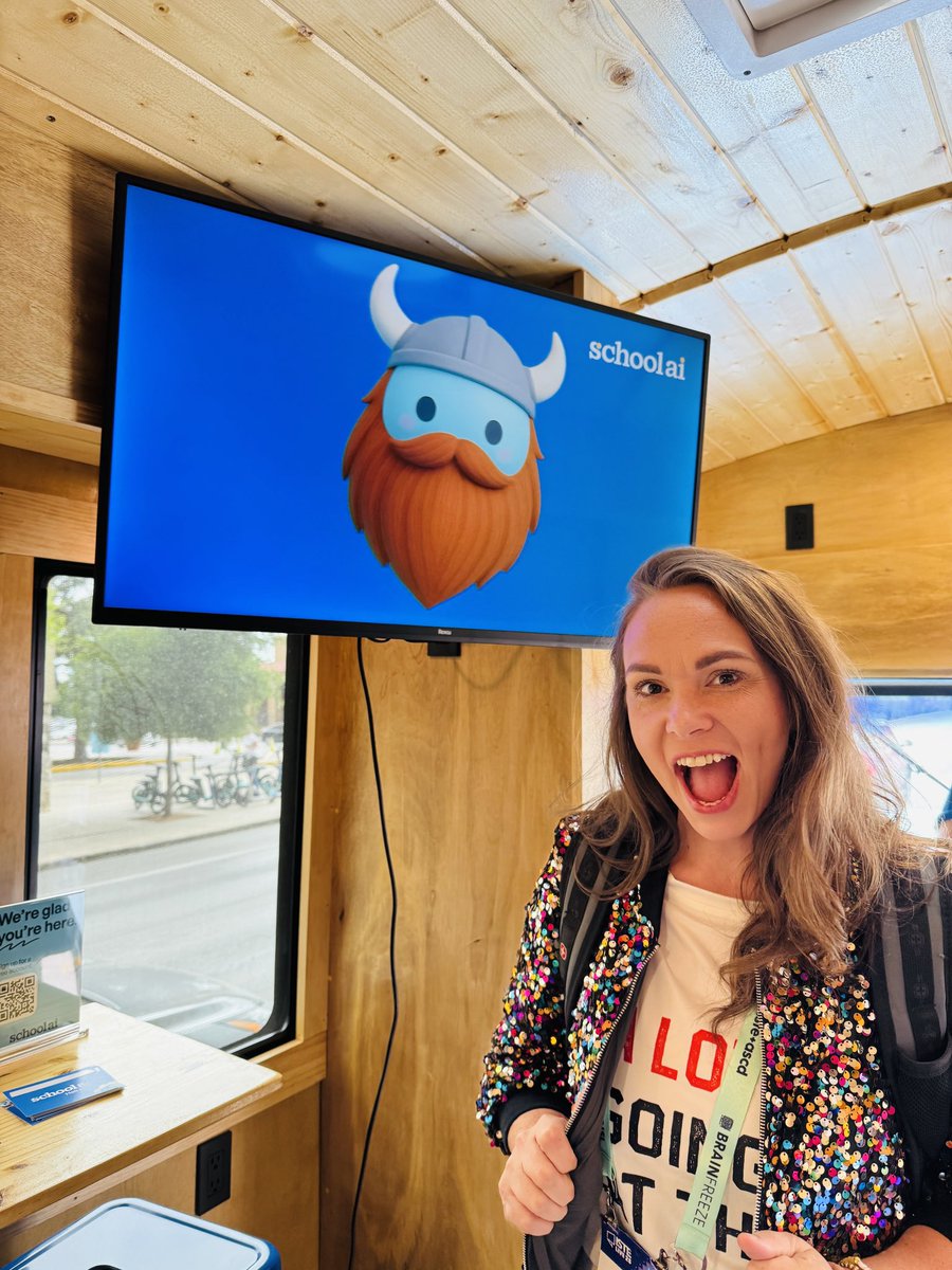 Learn_AndGo's tweet image. We brought the sparkle today at ISTE! What fun. Can’t wait for tomorrow!