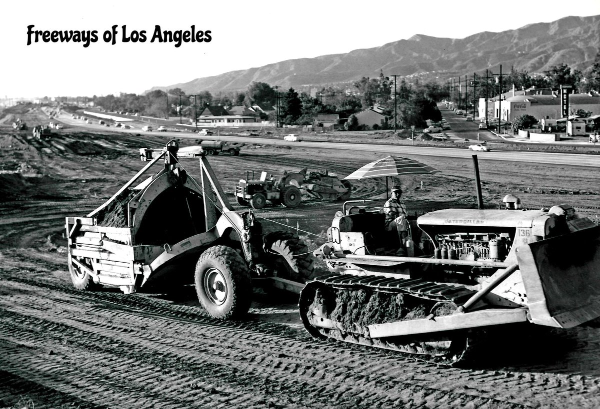 FreewaysLA's tweet image. 1960-Oct-04 - Golden State Fwy (then US-6-99/I-5) grading construction near Burbank Blvd. Note temporary roadway in background (DOH D7 Archives).