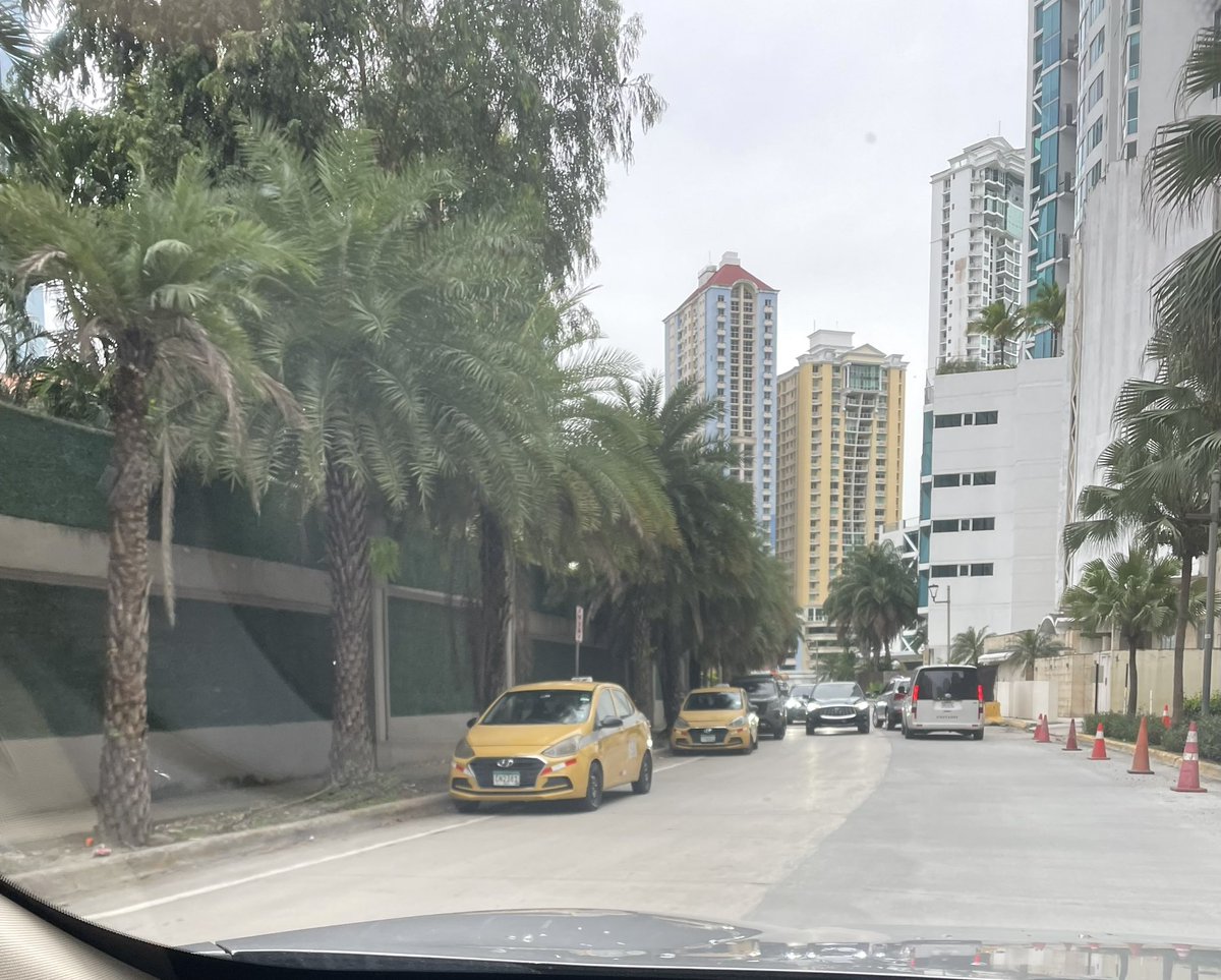 Todos los días en Punta Pacífica en la calle frente a la sinagoga estos taxis parqueados donde no deben desde las 5 pm <a href="/ATTTPanama/">Autoridad del Tránsito</a> <a href="/Panamaalcaldia/">Alcaldía de Panamá</a> <a href="/Mayer/">Mayer Mizrachi</a> <a href="/SanFran_SOS/">San Francisco 🆘</a> <a href="/TraficoCPanama/">Tráfico Panamá</a> <a href="/serenavamvas1/">serenavamvas</a> <a href="/JcSanFco/">Junta Comunal de San Francisco</a>